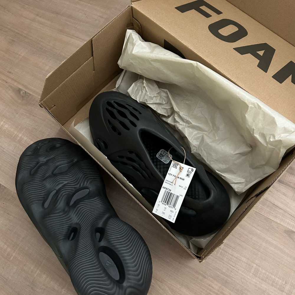 Brand new never worn in a box, they say to size up but they’re true to size -10